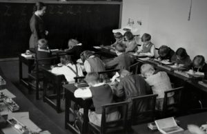 CBSE बोर्ड परीक्षा अपडेट के लिए कक्षा में पढ़ते विद्यार्थी