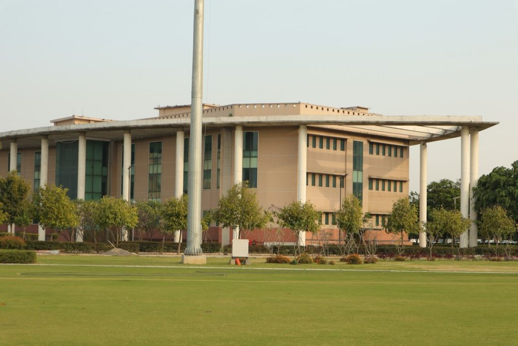 विश्वविद्यालय परिसर में शैक्षणिक भवन