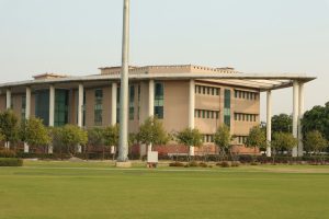 विश्वविद्यालय परिसर में शैक्षणिक भवन