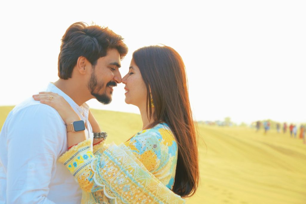 भारतीय रोमांटिक कहानी के लिए एक-दूसरे के करीब खड़े जोड़े की सांकेतिक तस्वीर