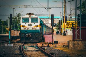 रेलवे स्टेशन पर खड़ी ट्रेन