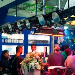 फिल्मी कार्यक्रम में मंच की रोशनी और दर्शक, बॉलीवुड करियर की कहानी का प्रतीकात्मक चित्र