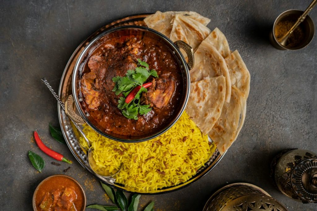 घर के खाने और टिफिन सर्विस के लिए तैयार भारतीय भोजन