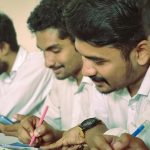 करियर और शिक्षा से जुड़ी खबरों के लिए पढ़ाई करते विद्यार्थी
