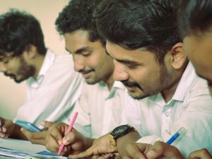 करियर और शिक्षा से जुड़ी खबरों के लिए पढ़ाई करते विद्यार्थी